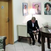 Libor Bouček ve fyoer Divadla Na Jezerce pár minut před premiérou.